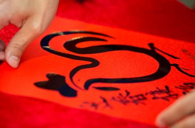 Hình ảnh con gà, linh vật của năm Đinh Dậu xuất hiện mọi nơi. (Ảnh: Reuters)