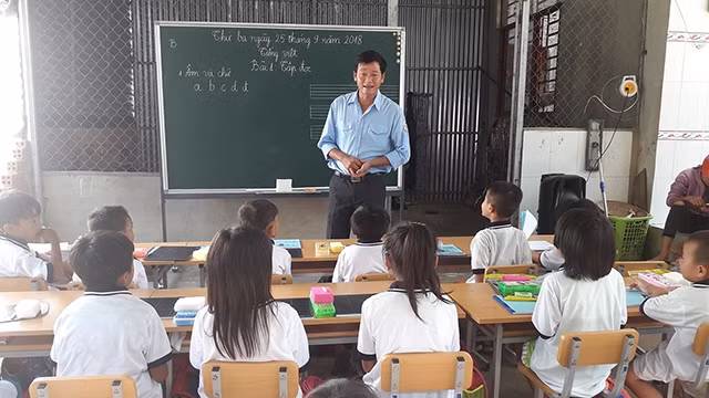 Lớp học đặc biệt ở làng bè hồ Dầu Tiếng.