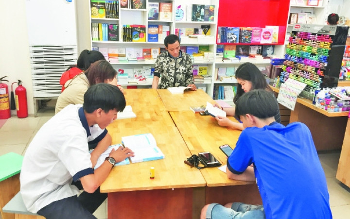Các bạn trẻ đọc sách tại nhà sách Fahasa, quận 9.