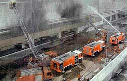 Lính cứu hỏa đang nỗ lực dập tắt<br>đám cháy tại xí nghiệp chế biến<br>suất ăn Hàng không Thái-lan