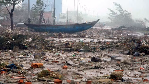 Sóng lớn đánh bật vỉa hè đường Hoàng Sa, mặt đường như bãi đất hoang tàn. Ảnh: Thanh Lộc - Thanh Tùng