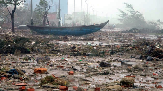 Sóng lớn đánh bật vỉa hè đường Hoàng Sa, mặt đường như bãi đất hoang tàn. Ảnh: Thanh Lộc - Thanh Tùng
