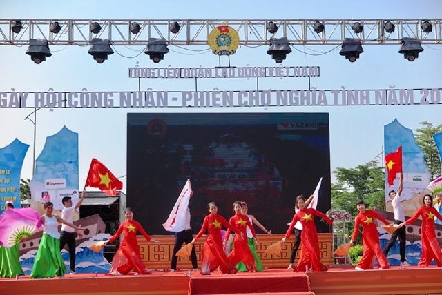 Công nhân biểu diễn văn nghệ tại ngày hội.