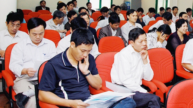 Cổ đông nội bộ nghiên cứu báo cáo kinh doanh của doanh nghiệp.