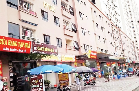 Hàng quán kinh doanh bủa vây khu chung cư Đại Thanh. Ảnh: HUY NAM