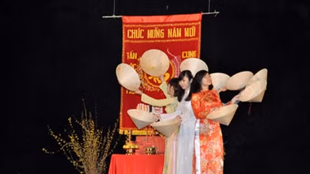 Điệu múa nón của các bạn sinh viên đến từ Paris.