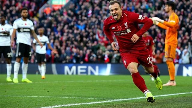 Shaqiri (áo đỏ) ghi bàn thứ hai cho Liverpool.