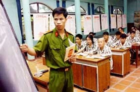 Lớp học xóa mù chữ cho phạm nhân trại Phú Sơn 4 (Thái Nguyên).