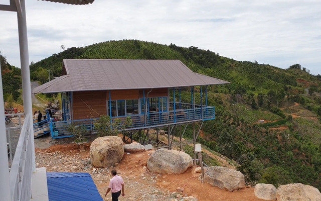 Công trình xây dựng trái phép trên mặt bằng được san lấp tại Km49+800, bên trái tuyến quốc lộ 28B, thuộc địa phận xã Phan Sơn, huyện Bắc Bình (Bình Thuận).