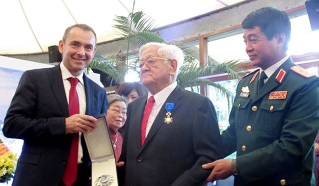 Đại sứ Pháp tại Việt Nam Gi.N.Poa-ri-ê (đã hết nhiệm kỳ năm 2016) trao Huân chương Quốc Công tặng Đại sứ đầu tiên của Việt Nam tại Pháp - Võ Văn Sung. Ảnh: CHUNG HOÀNG