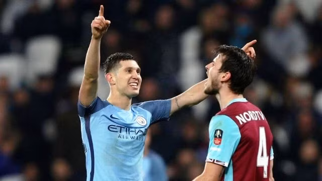 Trung vệ J. Stones (áo xanh) ghi bàn thứ 5 của Man City.