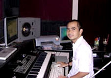 Nhạc sĩ Đức Trí đang viết nhạc
cho phim Áo lụa Hà Đông.
