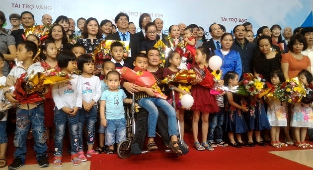 Các bác sĩ Khoa Hỗ trợ sinh sản (Bệnh viện T.Ư Huế) chụp hình lưu niệm với các gia đình cùng cháu bé ra đời nhờ phương pháp TTTON.