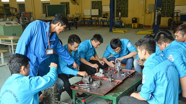 Lớp dạy nghề sửa xe máy ở Trường cao đẳng nghề Yên Bái.