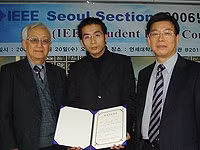 Dương Quang Trung (giữa) vinh dự<br>nhận giải cao nhất cuộc thi IEEE do<br>Chủ tịch Hiệp hội IEEE Hàn Quốc<br>(Giáo sư J