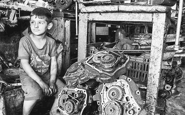 Trẻ em làm việc trong một nhà máy ở Iraq. Ảnh NEWS.UN.ORG