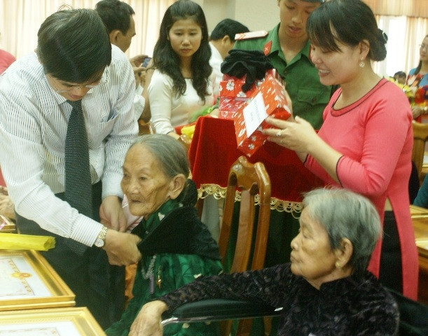 Lãnh đạo tỉnh tặng quà các Bà mẹ VNAH.