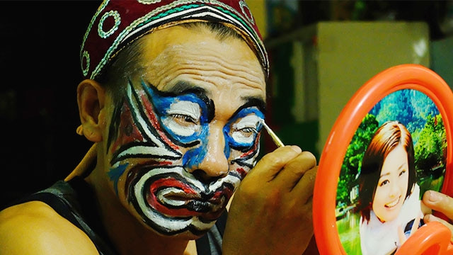 Trang điểm khuôn mặt.