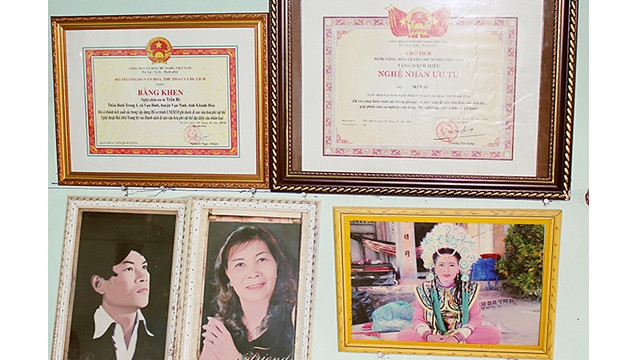 Con gái của nghệ nhân Trần Rí (góc cuối, bên phải) vẫn miệt mài theo bài chòi dẫu tuổi còn rất trẻ.