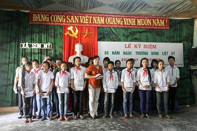 Đại diện Thông tấn xã Việt Nam trao học bổng Quỹ Khuyến học Trần Kim Xuyến tặng học sinh nghèo vượt khó học giỏi tại xã Sơn Mỹ, huyện Hương Sơn (Hà Tĩnh).