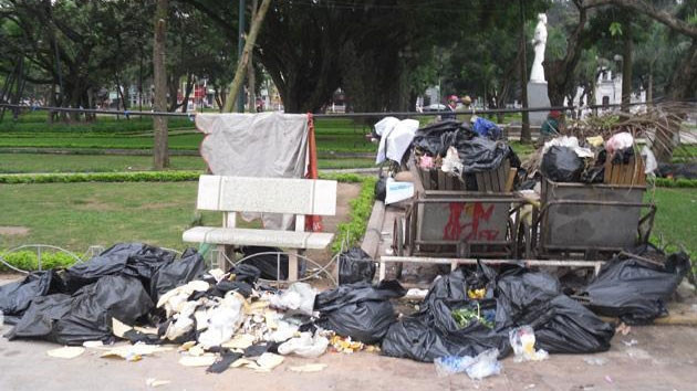 Rác thải tập kết bừa bãi ở vườn hoa Lý Tự Trọng.