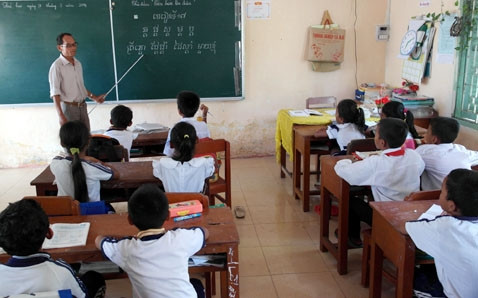 Một buổi học tiếng Khmer tại Trường tiểu học Phù Ly, xã Ðông Bình (thị xã Bình Minh, tỉnh Vĩnh Long).
