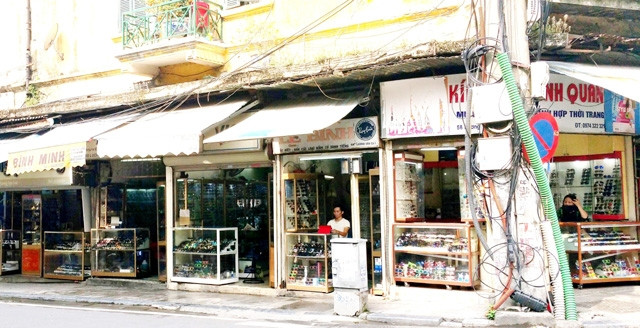 Cửa hàng mắt kính san sát nhau dọc dãy phố Lương Văn Can (Hà Nội).
