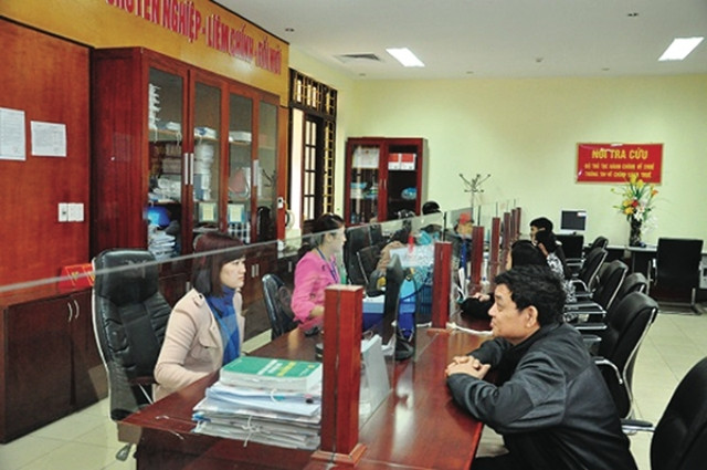 Nộp thuế ở bộ phận một cửa Cục thuế tỉnh Lào Cai.