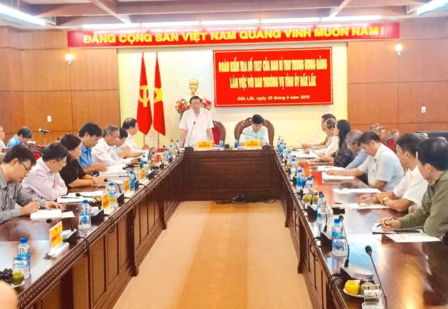 Đồng chí Phan Đình Trạc phát biểu kết luận tại buổi làm việc.