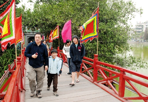 Khách du lịch tham quan đền Ngọc Sơn. Ảnh: DUY LINH