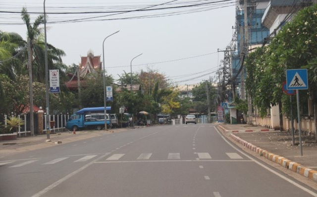 Việc cấm bán bia rượu cũng góp phần giảm lễ hội cũng như giảm bớt việc đi lại trên đường phố khi dịch bệnh Covid-19 chưa có dấu hiệu đi xuống tại Lào.