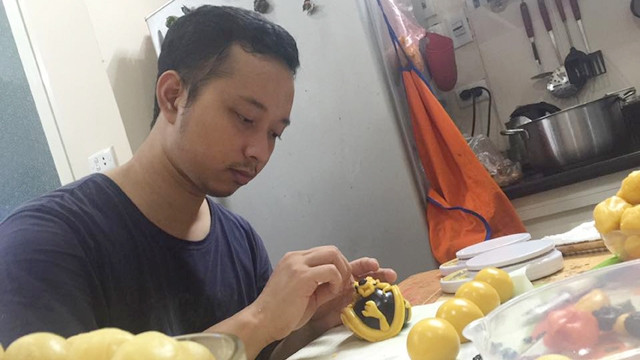 Quá trình sản xuất bánh Trung thu handmade hoàn toàn thủ công.