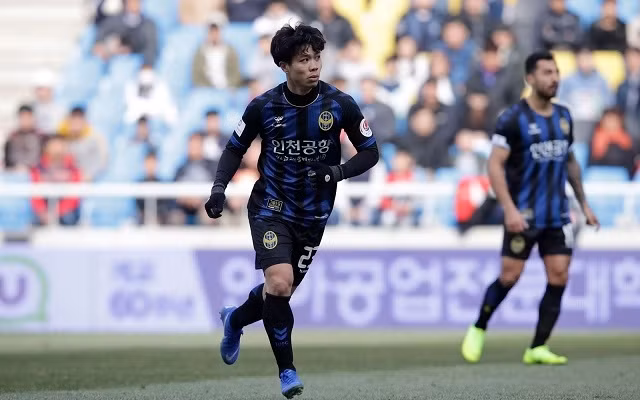 Dù chưa để lại nhiều dấu ấn trên sân cỏ nhưng rõ ràng Công Phượng đang tạo nên những hiệu ứng tích cực ở giải đấu hàng đầu xứ sở Kim chi. (Ảnh: K League United)