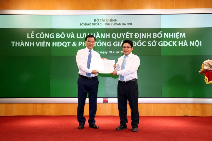 Chủ tịch HNX Nguyễn Thành Long đã trao Quyết định bổ nhiệm ông Nguyễn Như Quỳnh (bên trái).