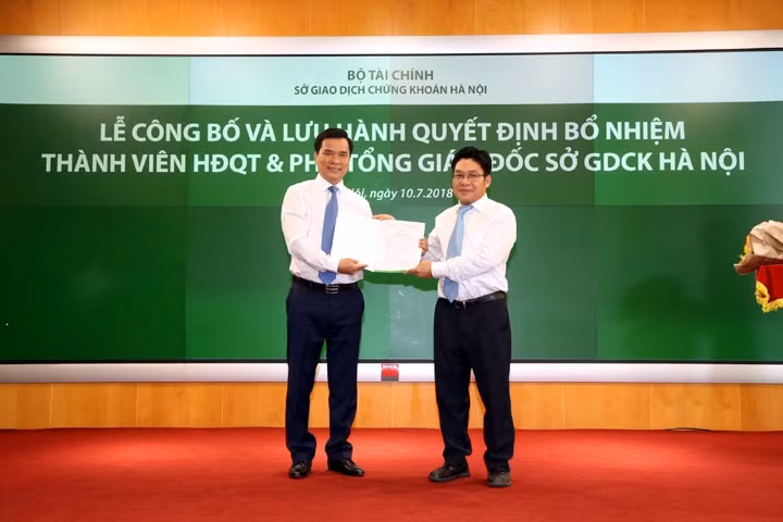 Chủ tịch HNX Nguyễn Thành Long đã trao Quyết định bổ nhiệm ông Nguyễn Như Quỳnh (bên trái).