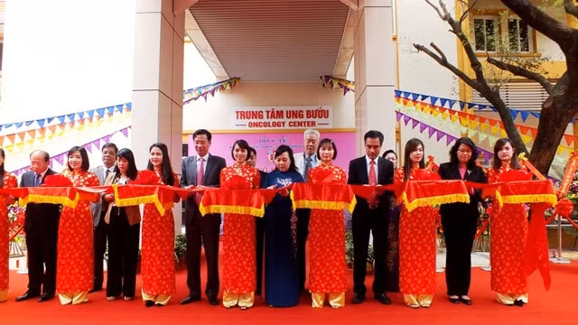 Cắt băng khánh thành Trung tâm.