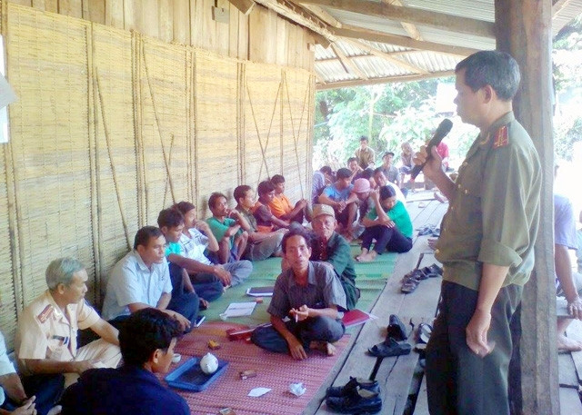 Cán bộ CA huyện Kông Chro trong buổi phát động xóa hủ tục "ma lai", "thuốc thư" tại làng Tnùng 2 (xã Ya Ma, huyện Kông Chro, Gia Lai).