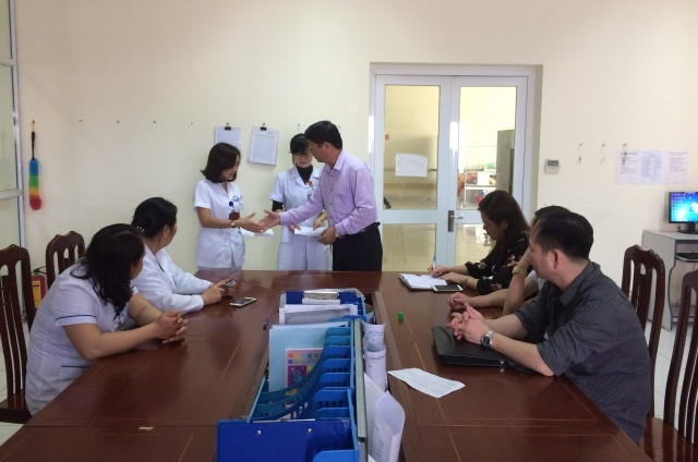 Giám đốc Sở Y tế Bắc Cạn Nguyễn Đình Học động viên, thăm hỏi bác sĩ Huế và điều dưỡng Hảo. 