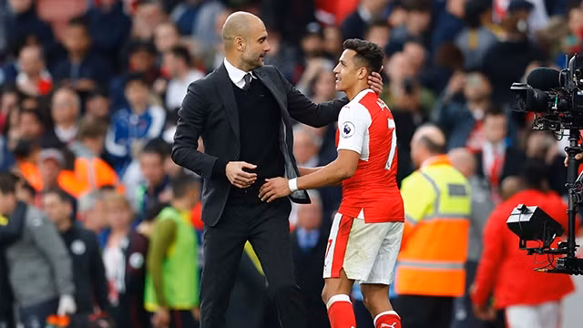 Tưởng như Alexis Sanchez (bên phải) sắp tái hợp ông thầy cũ Pep, nhưng bây giờ anh lại rất gần Man United.