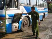Xe khách vận chuyển đường nhập lậu từ Thái Lan bị Công an Đông Hà phát hiện.