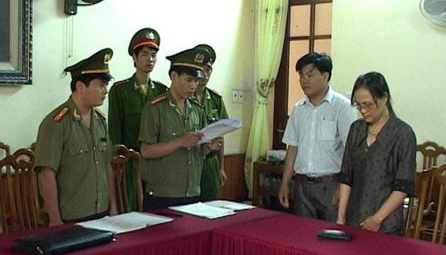 Cơ quan an ninh điều tra công bố quyết định khởi tố, bắt tạm giam hai cán bộ huyện Lang Chánh.