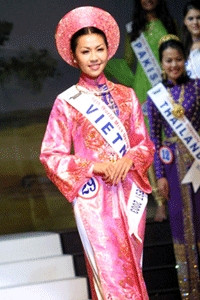 Vũ Hương Giang tại cuộc thi Hoa hậu sinh viên thế giới 2003.