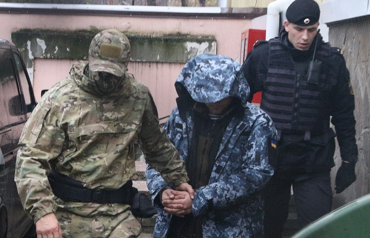 Thủy thủ Ukraine bị bắt giữ ở eo biển Kerch. (Ảnh: TASS)