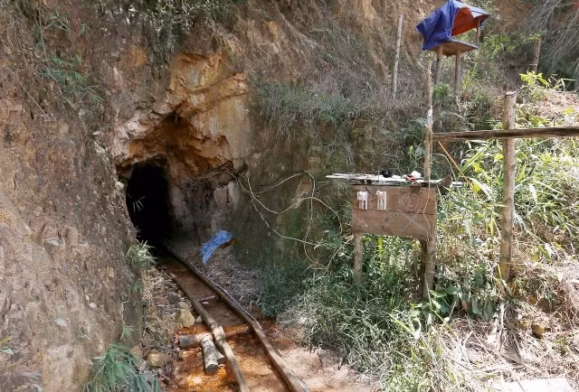 Hầm khai thác vàng với hệ thống đường dây điện được đưa vào trong.