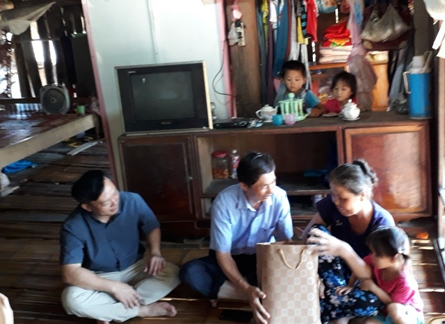 Lãnh đạo Cục Phòng chống HIV/AIDS thăm hỏi bà con tại xã Kim Sơn, tỉnh Phú Thọ. 