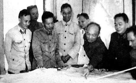 Phó Tổng Tham mưu trưởng Phùng Thế Tài (thứ ba từ phải sang) báo cáo với Ðại tướng Võ Nguyên Giáp.