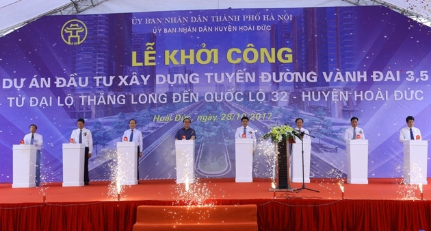 Các đồng chí lãnh đạo TP Hà Nội phát lệnh khởi công dự án đường vành đai 3,5. (Ảnh: Nguyễn Khánh)