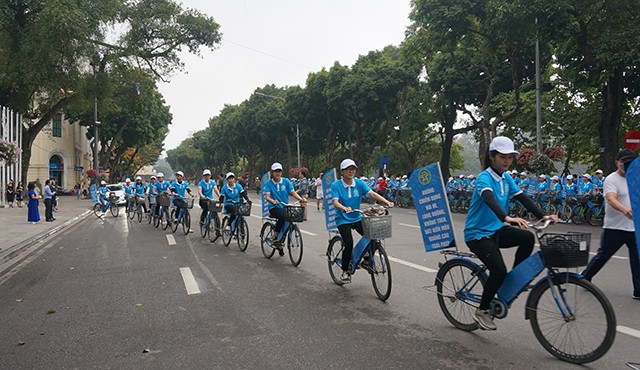 Diễu hành tuyên truyền xây dựng người Hà Nội thanh lịch, văn minh.