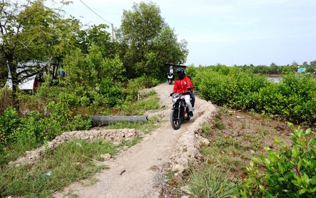 Không cho chính quyền làm đường nên người dân gặp trở ngại khi đi lại ngang phần đất nhà ông Sự.