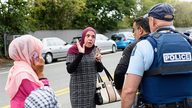 Cảnh sát New Zealand thu thập thông tin từ nhân chứng của vụ thảm sát Christchurch. Ảnh: CNN